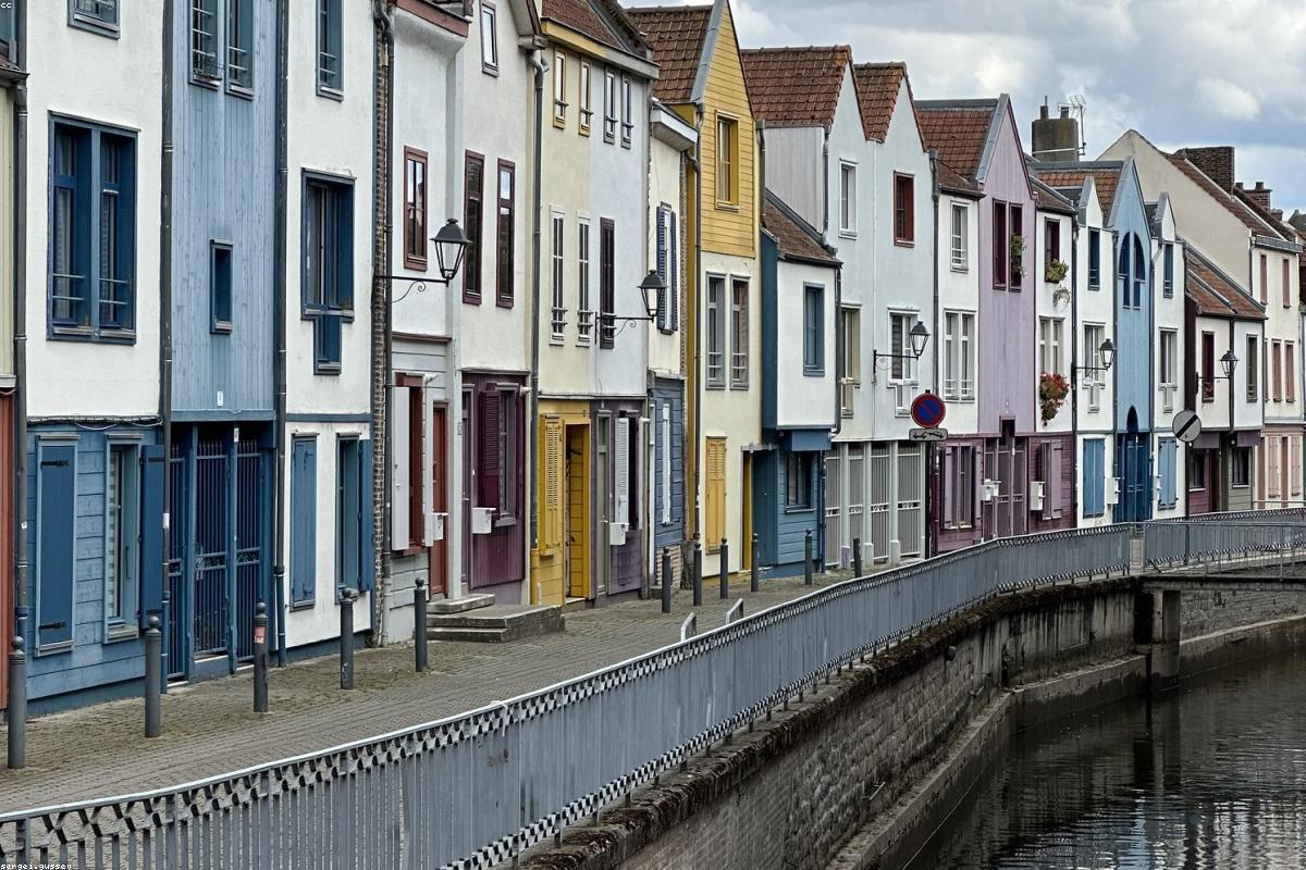 Maisons à colombages se reflétant dans les canaux de la Petite France à Strasbourg