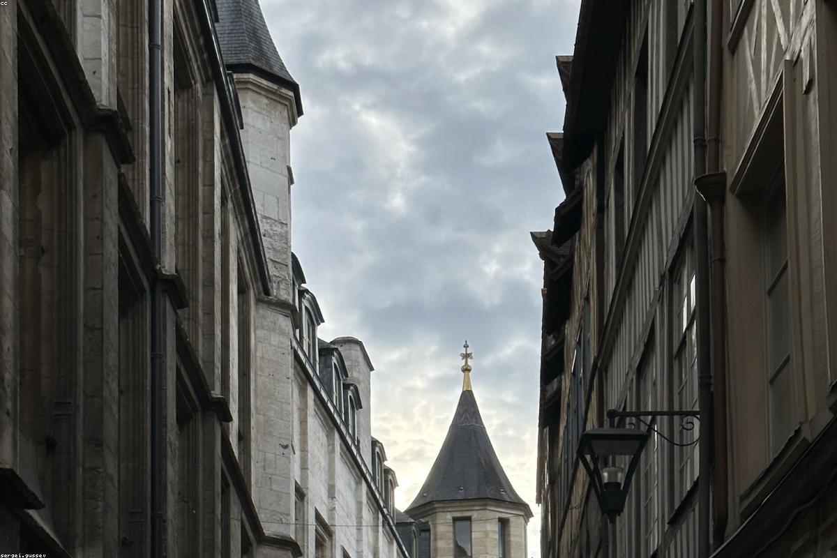 Flèche de la cathédrale Notre-Dame de Strasbourg en grès rose vue depuis une ruelle